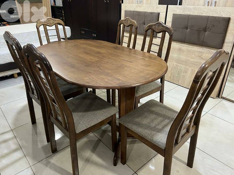 طاولة مع ست كراسي 0