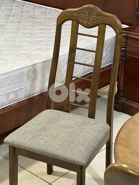 طاولة مع ست كراسي 2