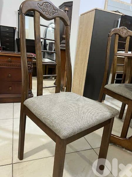 طاولة مع ست كراسي 3