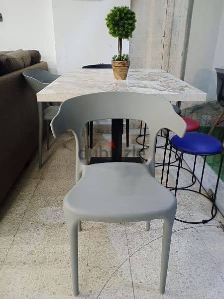 Chair is available in many colors 0