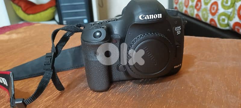 canon 5d mark 3 body only+ charger+ battery 4