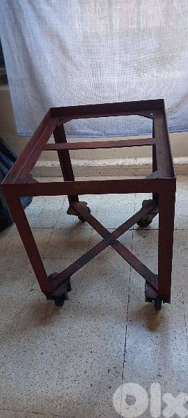 طاولة حديد 0