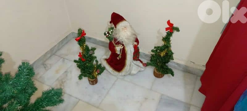 سانتا مع شجرتين صغار 1