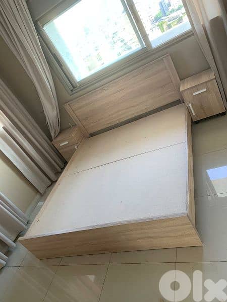 تخت مجوز مع كمدينات صغار 0