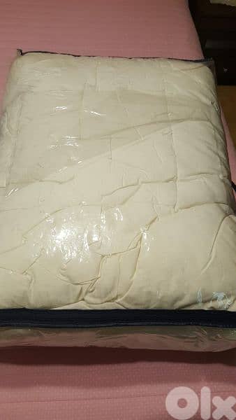 Duvet (l7af) for King Size bed - BARELY USED 2