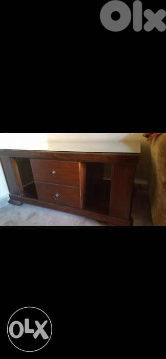 طاولة صالون خشب سنديان بحالة جيدة جدًا