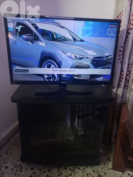 Samsung TV 32' + table for sale ( without remote ) 3