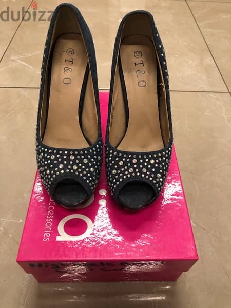 high heel shoes; size 37, jeans 2