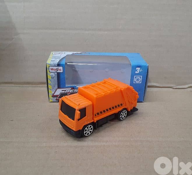 Maisto diecast car model 1;64. 12