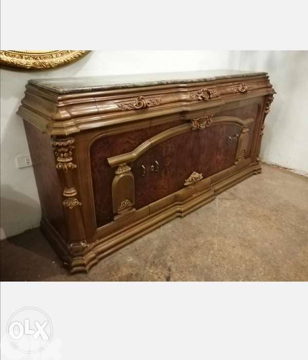 طاولة ٨ كراسي ودرسوار وجه رخام خشب زين حفر مميز رائع جدا بسعر لقطة 1