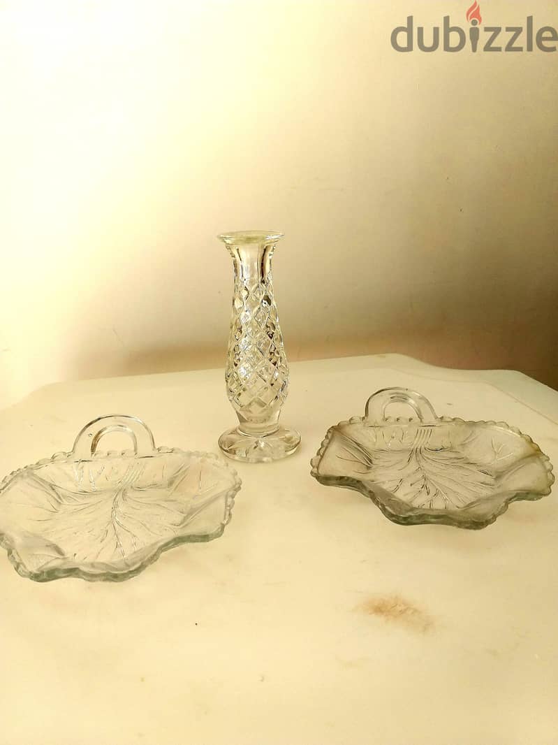 A set of 2 ashtrays & vase 2