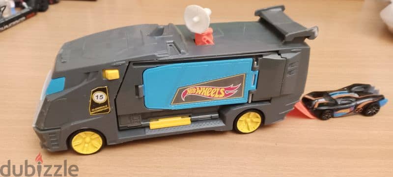 hotwheels truck + car for9$ 0