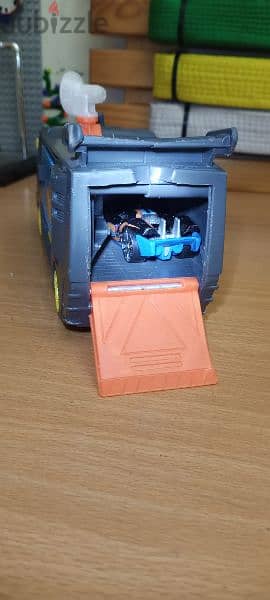 hotwheels truck + car for9$ 1