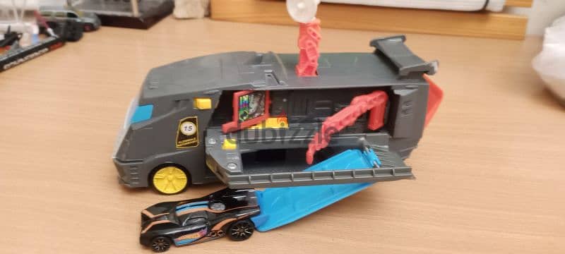 hotwheels truck + car for9$ 3