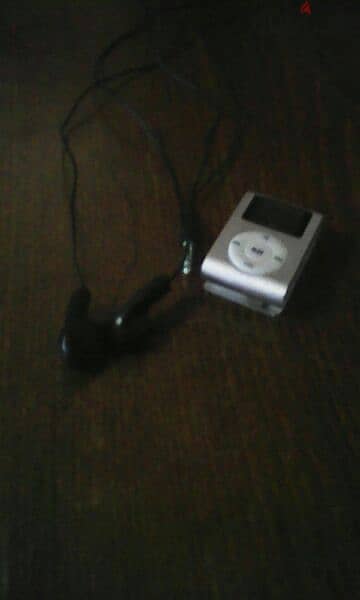 sport digital music player (mp3) with earphones 2