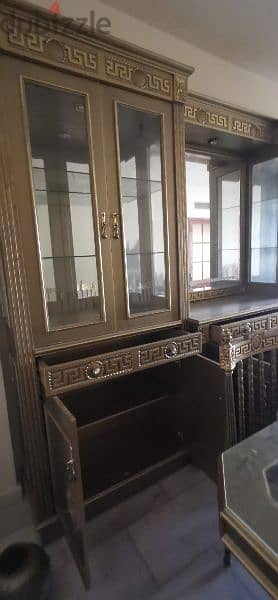 طاولة صفرة+ فاترين مع ٨ كراسي 1