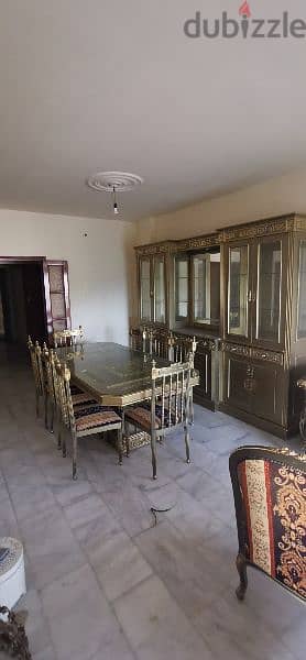 طاولة صفرة+ فاترين مع ٨ كراسي