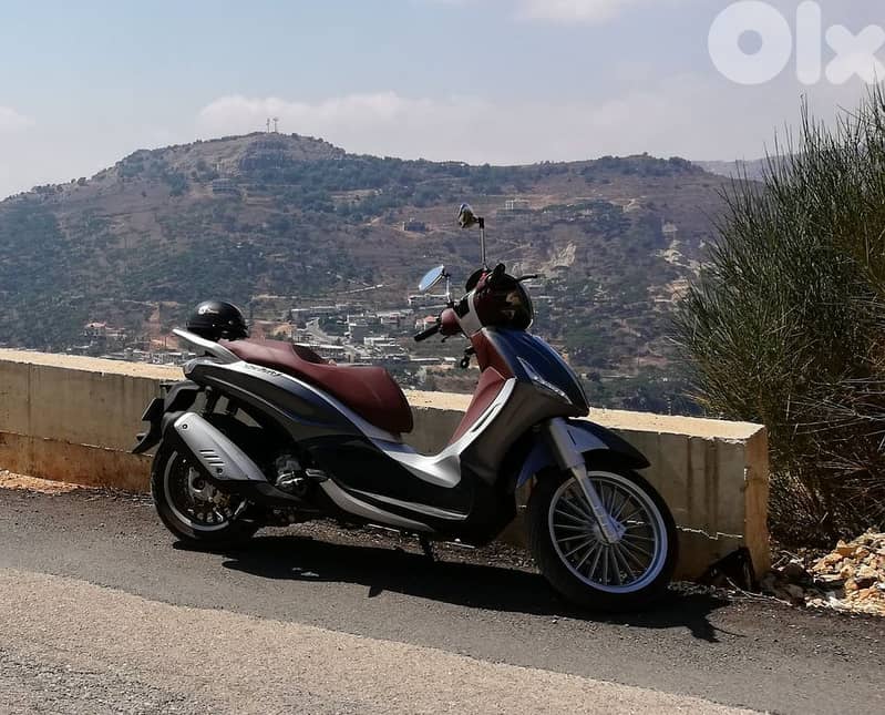 Piaggio Beverly 300cc 2018 with 2 helmets 0