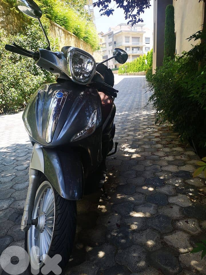 Piaggio Beverly 300cc 2018 with 2 helmets 1