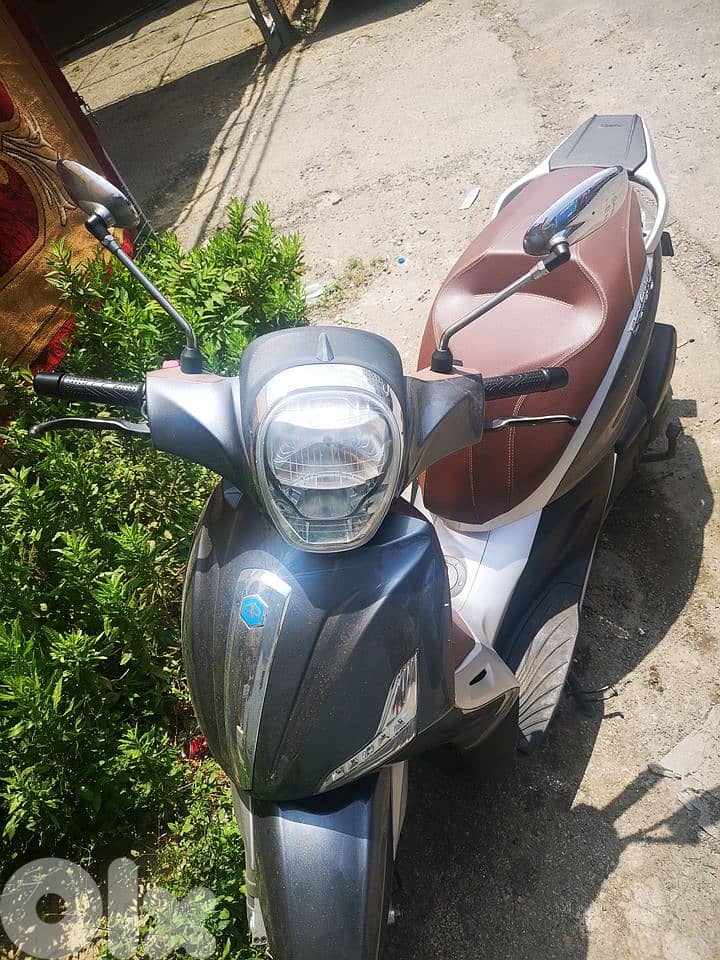 Piaggio Beverly 300cc 2018 with 2 helmets 2