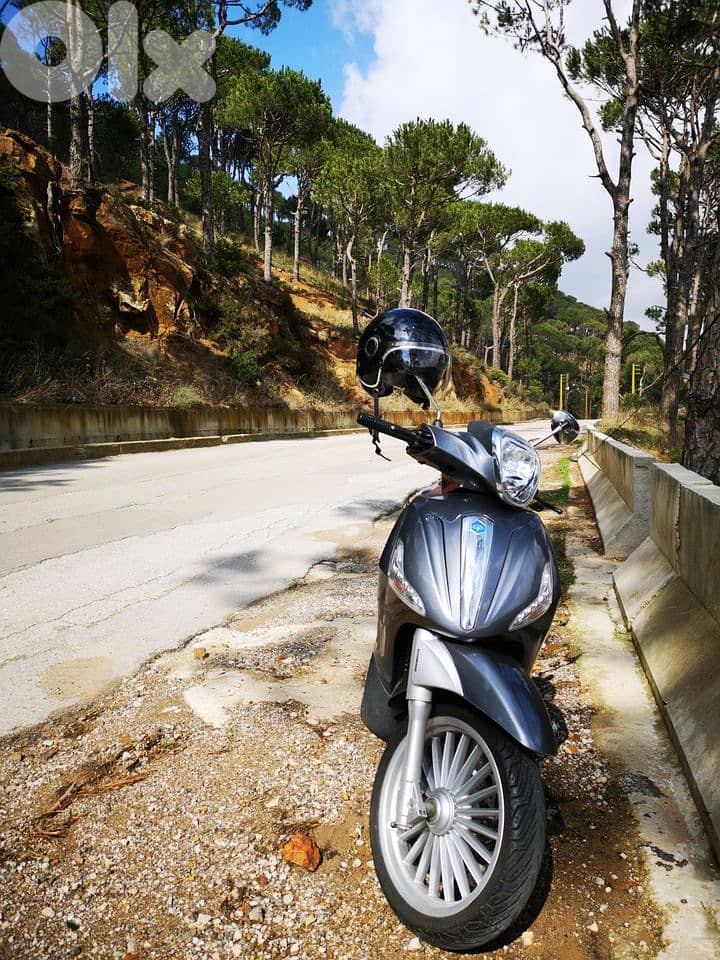 Piaggio Beverly 300cc 2018 with 2 helmets 3