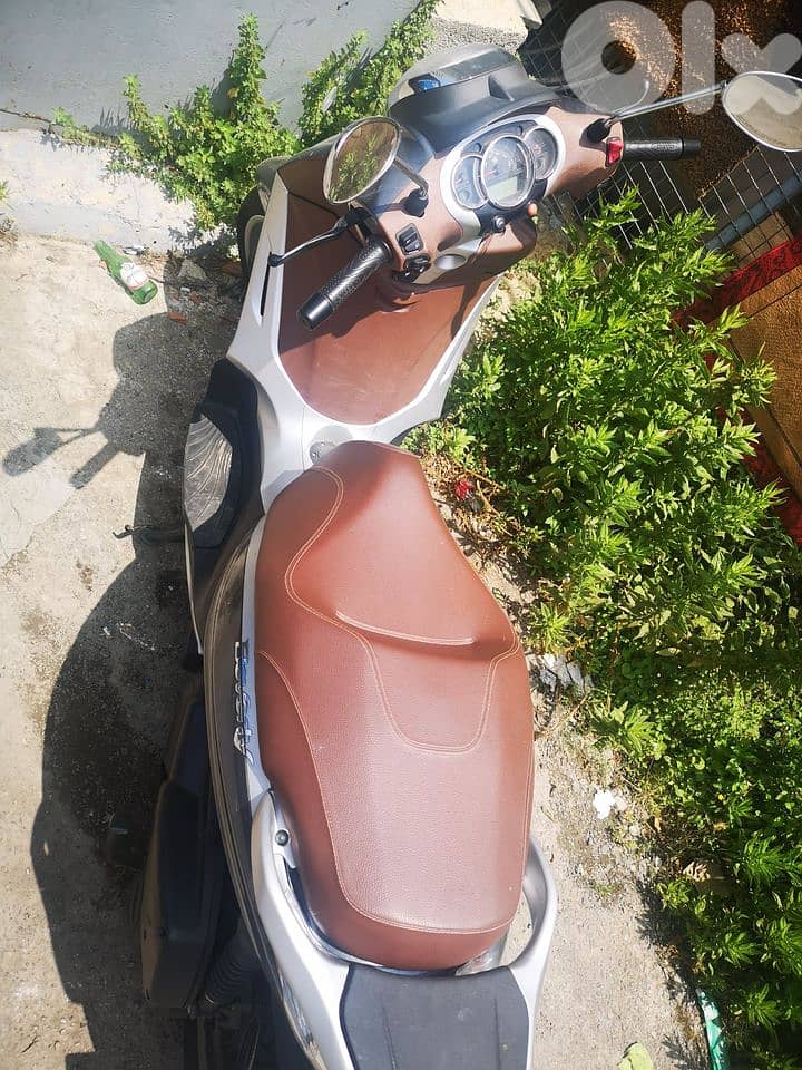 Piaggio Beverly 300cc 2018 with 2 helmets 4