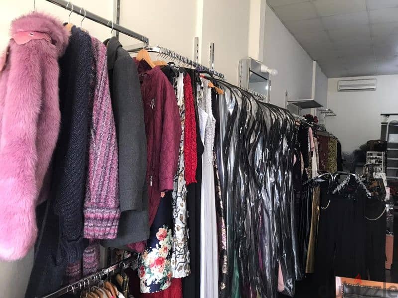 للبيع ديكور محل كامل 2