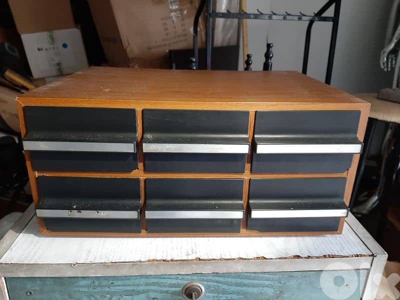 علبة كاسيتات للمسجلة عدد 2 جوارير 6 حوالي 80 كاسيت سعر الواحدة 0