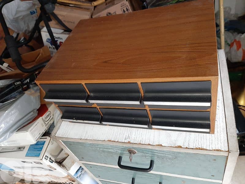 علبة كاسيتات للمسجلة عدد 2 جوارير 6 حوالي 80 كاسيت سعر الواحدة 1