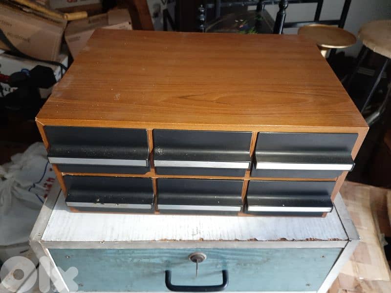 علبة كاسيتات للمسجلة عدد 2 جوارير 6 حوالي 80 كاسيت سعر الواحدة 2