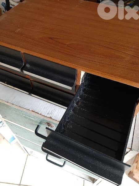 علبة كاسيتات للمسجلة عدد 2 جوارير 6 حوالي 80 كاسيت سعر الواحدة 3