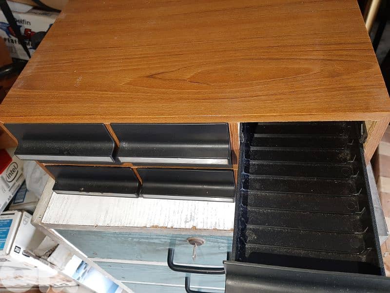 علبة كاسيتات للمسجلة عدد 2 جوارير 6 حوالي 80 كاسيت سعر الواحدة 4