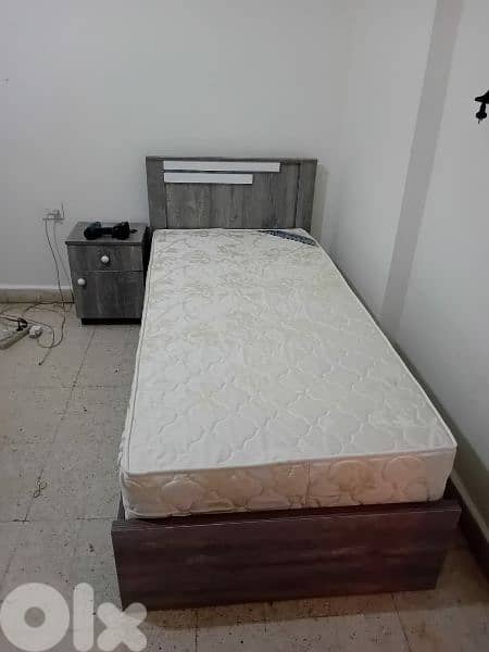 تخت مفرد عرض 96 سم من فرشة وكمود صغيرة 0