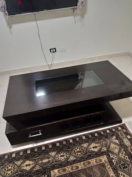 طاولة خشب لون بني غامق كتير تقيلة 0