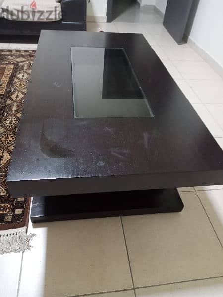 طاولة خشب لون بني غامق كتير تقيلة 1