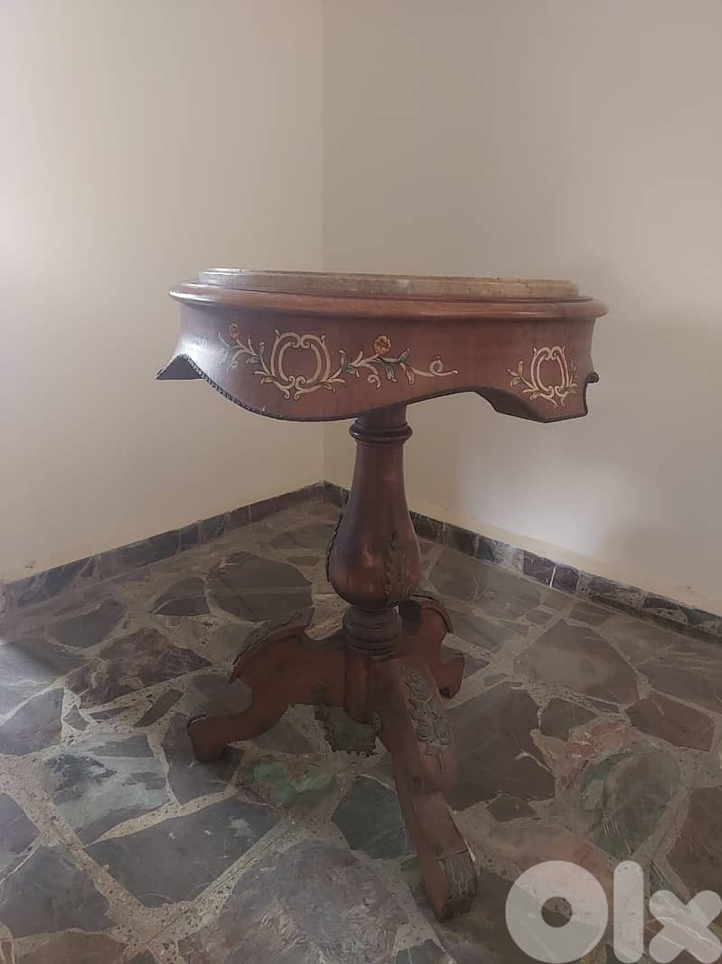 antique round tables 1