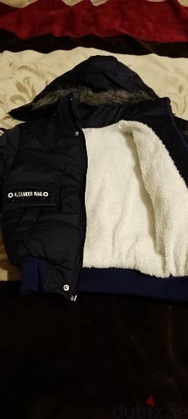 جاكيت جديدة بتلبس من 3 الى 4 سنوات ، ويوجد ثياب من عمر يوم حتى 5 سنوات 0