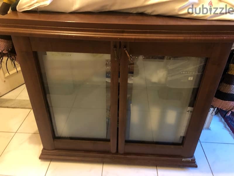 خزانة مع دواليب ل تلفزيون او كتب او اي شي تاني حالة ممتازة 0