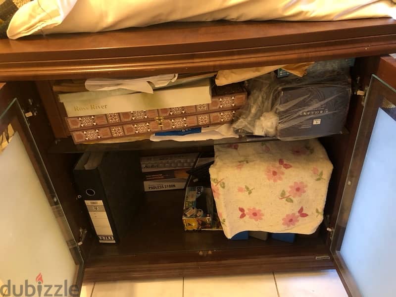خزانة مع دواليب ل تلفزيون او كتب او اي شي تاني حالة ممتازة 2