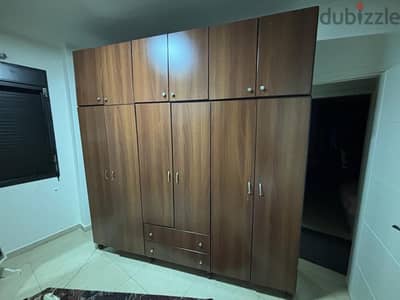 خزانة البسة شبه جديدة و وحدة للاطفال