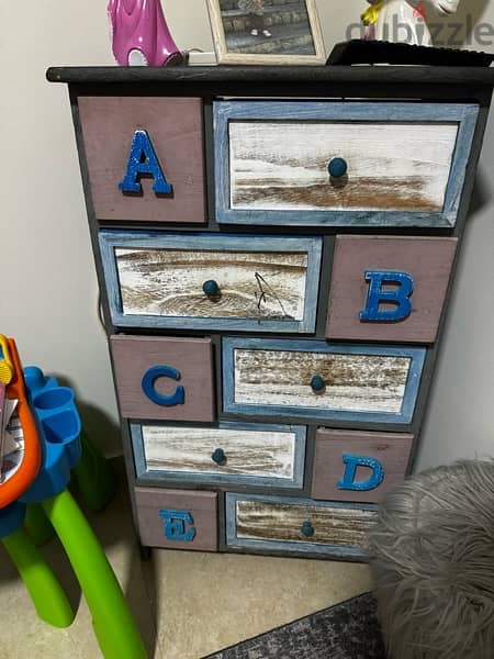 خزانة البسة شبه جديدة و وحدة للاطفال 1