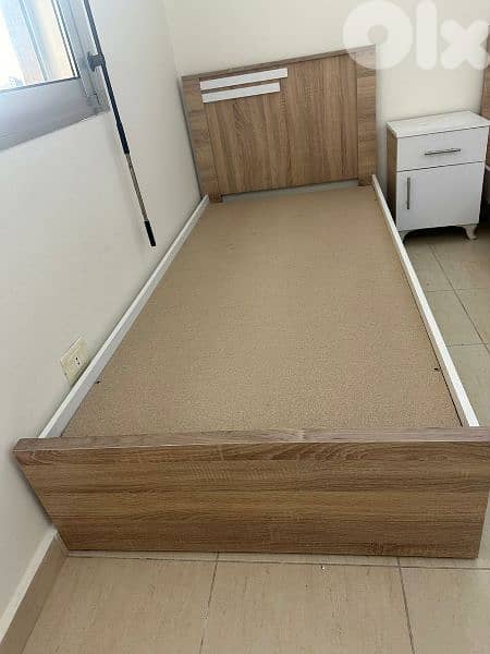 تخت مفرد 96 سم مع كمود صغيرة 0