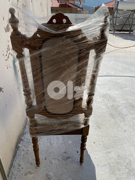 Chaise en bois (8x30=240 $) 1