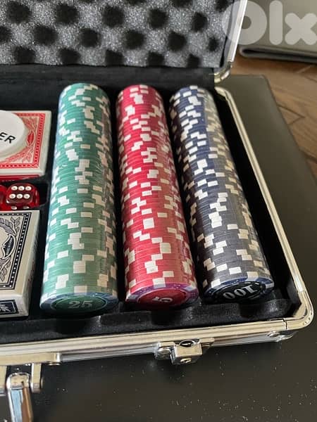 POKER SET (300 CHIPS , 2 DECK OF CARDS, DICE) 2