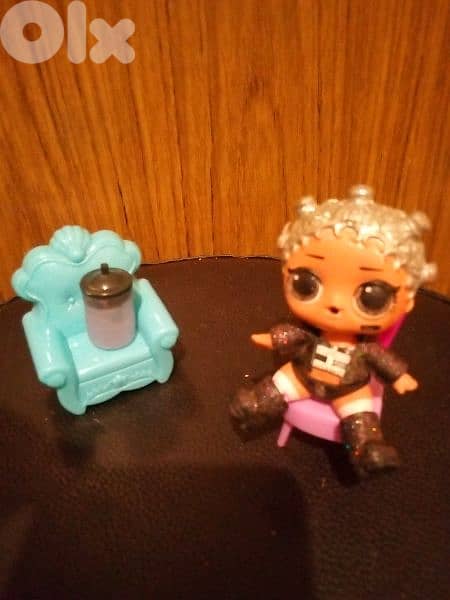 LOL OMG small wearing doll+her own shoes+Chair+saloon chair=13$ 0