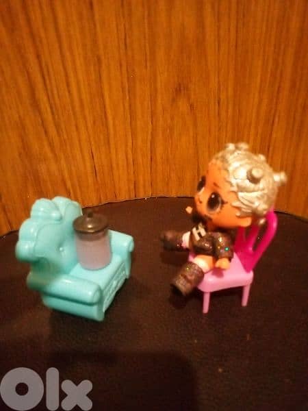 LOL OMG small wearing doll+her own shoes+Chair+saloon chair=13$ 1