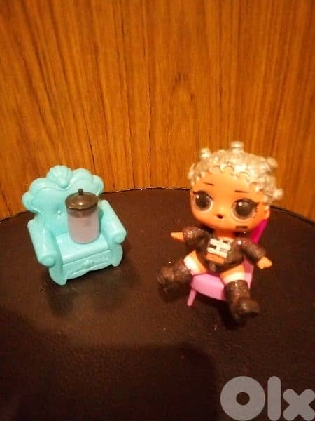 LOL OMG small wearing doll+her own shoes+Chair+saloon chair=13$ 3