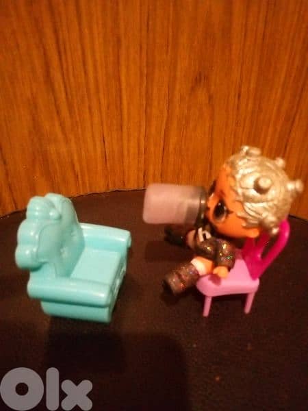 LOL OMG small wearing doll+her own shoes+Chair+saloon chair=13$ 2