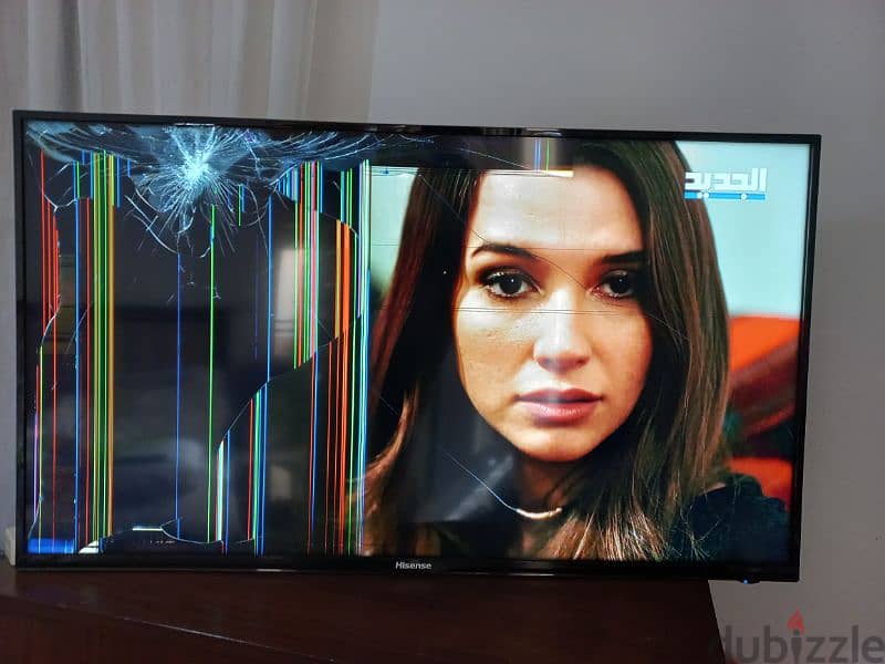 Hisense tv 40" Broken screen. . . 3
