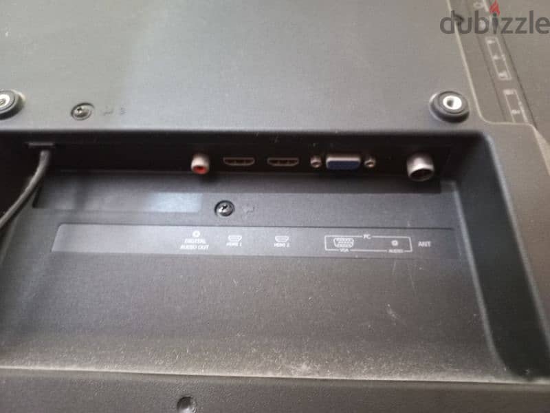 Hisense tv 40" Broken screen. . . 4